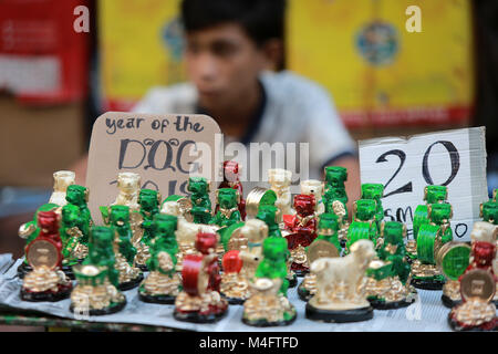 Manille, Philippines. 16 Février, 2018. Lucky Charms chien de chiffres sont vus au cours de la célébration du Nouvel An lunaire chinois à Chinatown à Manille, Philippines, 16 février 2018. Credit : Rouelle Umali/Xinhua/Alamy Live News Banque D'Images