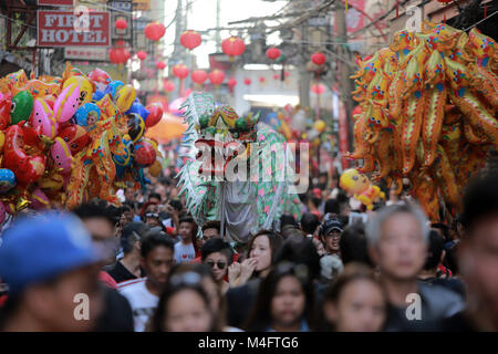 Manille, Philippines. 16 Février, 2018. Les spectacles de danse du dragon lors de la célébration du Nouvel An lunaire chinois à Chinatown à Manille, Philippines, 16 février 2018. Credit : Rouelle Umali/Xinhua/Alamy Live News Banque D'Images