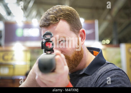 Homme tenant un fusil de la vue ou de l'éclaireur à dans dans l'appareil photo Banque D'Images