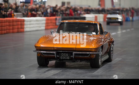 ExCel, Londres. 16 février 2018. Les visiteurs affluent à la London Classic Car Show, étendu cette année pour remplir un côté de la vaste salle d'exposition ExCel avec Le Mans gagnants, Grand Prix racers, supercars classique et d'anciens combattants en action le tout sous un même toit. La deuxième exposition internationale de sport automobile historique ouvre à côté, à la fois du 15 au 18 mars 2018. Credit : Malcolm Park/Alamy Live News. Banque D'Images