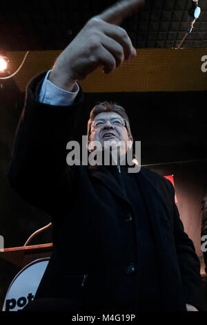 Naples, Italie. 15 Février, 2018. Jean-Luc Mélenchon, leader de la France Insoumise, au cours de la conférence de presse organisée par le parti de la gauche italienne Potere al Popolo dans l'ancien hôpital psychiatrique de territoires à Naples. Le pouvoir au peuple est un nouveau parti de gauche et est la première fois qu'il est proposé dans les élections générales du 4 mars 2018. 15/02/2018, Naples, Italie : Crédit Photo indépendant Srl/Alamy Live News Banque D'Images