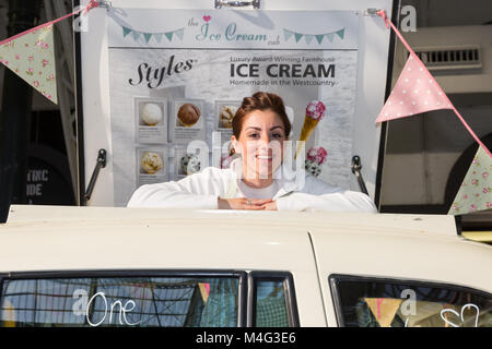 Kensington Olympia, Londres, 16 février 2018. Une jeune femme avec une glace van de location mariage sourit avant de le montrer. Les exposants et les visiteurs profiter de la sortie de l'atmosphère, parcourt des robes, d'accessoires et trouver l'inspiration sur tous les aspects liés à la planification de mariage parfait. Credit : Imageplotter News et Sports/Alamy Live News Banque D'Images