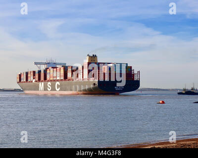 Felixstowe, Royaume-Uni. 16 Février, 2018. UK : Météo hiver lumineux après-midi comme le porte-conteneurs MSC Ditte arrive au port de Felixstowe, Suffolk. Banque D'Images