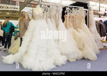 Kensington Olympia, Londres, 16 février 2018. Les exposants et les visiteurs profiter de la sortie de l'atmosphère, parcourt des robes, d'accessoires et trouver l'inspiration sur tous les aspects liés à la planification de mariage parfait. Credit : Imageplotter News et Sports/Alamy Live News Banque D'Images