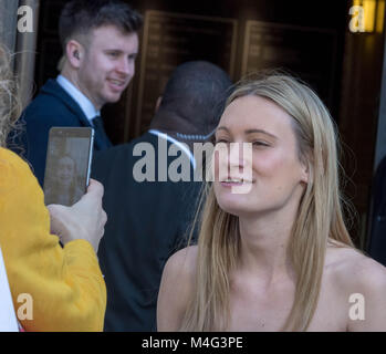 Amy Thomson' le concepteur à l'extérieur de son exposé à la mode du Scoutisme pour la Semaine de la mode de Londres, Crédit : Ian Davidson/Alamy Live News Banque D'Images