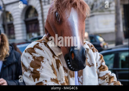 16 février 2018 Londres, les fashionistas en dehors de la Semaine de la mode et qu'ils sont partisans de la mode ou les jeunes designers essayant d'publiscies leurs conceptions. Crédit : Ian Davidson/Alamy Live News Banque D'Images