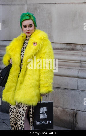 16 février 2018 Londres, les fashionistas en dehors de la Semaine de la mode et qu'ils sont partisans de la mode ou les jeunes designers essayant d'publiscies leurs conceptions. Crédit : Ian Davidson/Alamy Live News Banque D'Images