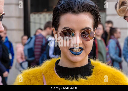 16 février 2018 Londres, les fashionistas en dehors de la Semaine de la mode et qu'ils sont partisans de la mode ou les jeunes designers essayant d'publiscies leurs conceptions. Crédit : Ian Davidson/Alamy Live News Banque D'Images