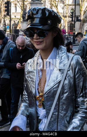 16 février 2018 Londres, les fashionistas en dehors de la Semaine de la mode et qu'ils sont partisans de la mode ou les jeunes designers essayant d'publiscies leurs conceptions. Crédit : Ian Davidson/Alamy Live News Banque D'Images