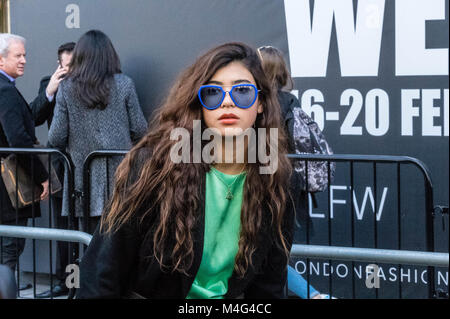 16 février 2018 Londres, les fashionistas en dehors de la Semaine de la mode et qu'ils sont partisans de la mode ou les jeunes designers essayant d'publiscies leurs conceptions. Crédit : Ian Davidson/Alamy Live News Banque D'Images