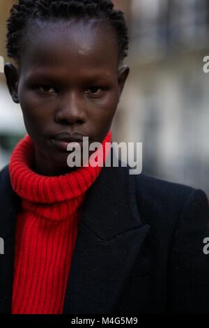Londres, Royaume-Uni. 16 Février, 2018. Combinaison de modèles d'influenceurs, assister à la première journée de la Semaine de la mode de Londres 2018 Autumn-Summers Collections : Londres 9 2018 Credit : sherion mullings/Alamy Live News Banque D'Images