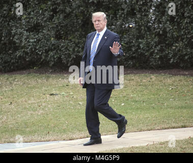 Washington, District de Columbia, Etats-Unis. 16 Février, 2018. Le Président des Etats-Unis, Donald J. Trump courbes à la presse qu'il quitte la Maison Blanche à Washington, DC pour un voyage à Mar-a-Lago, en Floride pour le week-end le Vendredi, Février 16, 2018.Credit : Ron Sachs/CNP Crédit : Ron Sachs/CNP/ZUMA/Alamy Fil Live News Banque D'Images