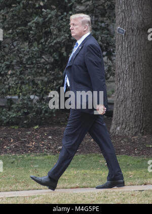 Washington, District de Columbia, Etats-Unis. 16 Février, 2018. Le Président des Etats-Unis, Donald J. Trump quitte la Maison Blanche à Washington, DC pour un voyage à Mar-a-Lago, en Floride pour le week-end le Vendredi, Février 16, 2018.Credit : Ron Sachs/CNP Crédit : Ron Sachs/CNP/ZUMA/Alamy Fil Live News Banque D'Images