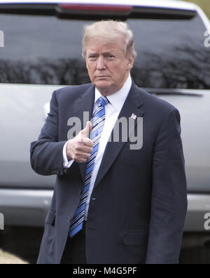 Washington, District de Columbia, Etats-Unis. 16 Février, 2018. Le Président des Etats-Unis, Donald J. Trump les gestes en réponse aux questions du journaliste qu'il quitte la Maison Blanche à Washington, DC pour un voyage à Mar-a-Lago, en Floride pour le week-end le Vendredi, Février 16, 2018.Credit : Ron Sachs/CNP Crédit : Ron Sachs/CNP/ZUMA/Alamy Fil Live News Banque D'Images