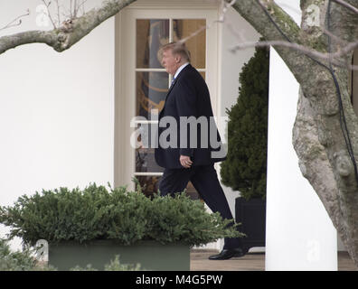 Washington, District de Columbia, Etats-Unis. 16 Février, 2018. Le Président des Etats-Unis, Donald J. Trump quitte la Maison Blanche à Washington, DC pour un voyage à Mar-a-Lago, en Floride pour le week-end le Vendredi, Février 16, 2018.Credit : Ron Sachs/CNP Crédit : Ron Sachs/CNP/ZUMA/Alamy Fil Live News Banque D'Images