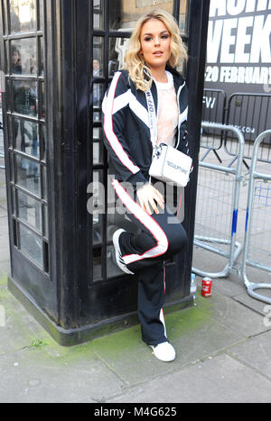 Londres, Royaume-Uni. 16 Février, 2018. Tallia Storm portant Boo Hoo au London Fashion Week à Londres, Royaume-Uni le 16 février 2018 Credit : Cpuk/Alamy Live News Banque D'Images