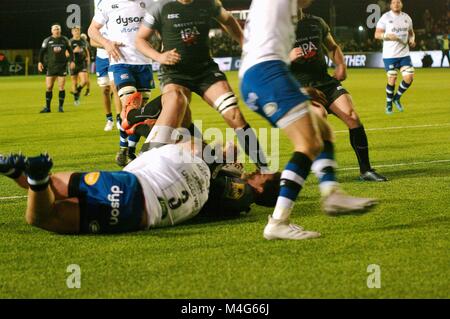 Newcastle Upon Tyne, au Royaume-Uni. 16 février 2018. Toby Flood marquant un essai pour Newcastle Falcons contre Bath Rugby dans l'Aviva Premiership. Crédit : Colin Edwards/Alamy Live News. Banque D'Images