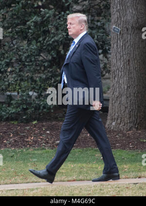 Le Président des Etats-Unis, Donald J. Trump quitte la Maison Blanche à Washington, DC pour un voyage à Mar-a-Lago, en Floride pour le week-end le Vendredi, Février 16, 2018. Credit : Ron Sachs/CNP /MediaPunch Banque D'Images