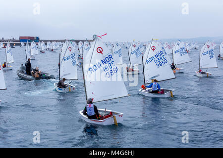 Palamos, Espagne. 16 Février, 2018. 29ème Trophée International Palamos Optimist, 2018 13e Coupe des nations, 16 févr. 2018 , ville de Palamos, Espagne Crédit : Arpad Radoczy/Alamy Live News Banque D'Images