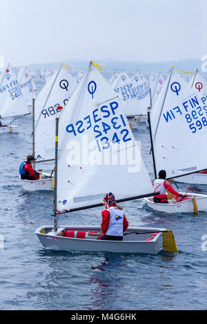 Palamos, Espagne. 16 Février, 2018. 29ème Trophée International Palamos Optimist, 2018 13e Coupe des nations, 16 févr. 2018 , ville de Palamos, Espagne Crédit : Arpad Radoczy/Alamy Live News Banque D'Images