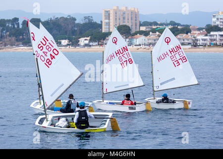 Palamos, Espagne. 16 Février, 2018. 29ème Trophée International Palamos Optimist, 2018 13e Coupe des nations, 16 févr. 2018 , ville de Palamos, Espagne Crédit : Arpad Radoczy/Alamy Live News Banque D'Images