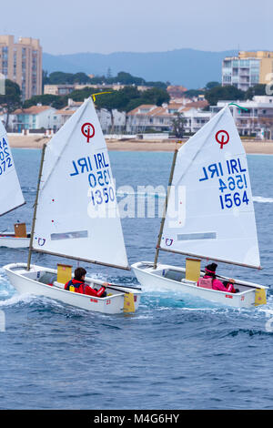 Palamos, Espagne. 16 Février, 2018. 29ème Trophée International Palamos Optimist, 2018 13e Coupe des nations, 16 févr. 2018 , ville de Palamos, Espagne Crédit : Arpad Radoczy/Alamy Live News Banque D'Images