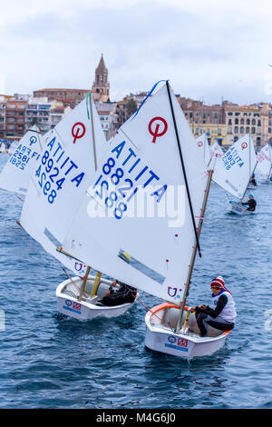 Palamos, Espagne. 16 Février, 2018. 29ème Trophée International Palamos Optimist, 2018 13e Coupe des nations, 16 févr. 2018 , ville de Palamos, Espagne Crédit : Arpad Radoczy/Alamy Live News Banque D'Images