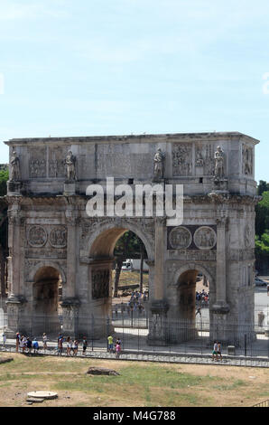 Vue sur l'Arc de Constantin du Nord, à proximité du Colisée, Rome, Italie. Banque D'Images