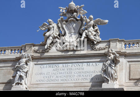 Avis d'inscription latine avec les armoiries papales au-dessus sur le haut de la fontaine de Trevi, Rome, Italie. distriict Banque D'Images