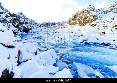 Vue de la rivière Oxara en hiver au parc national de Thingvellir en Islande. Banque D'Images