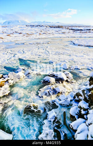 Vue de la rivière Oxara en hiver au parc national de Thingvellir en Islande. Banque D'Images