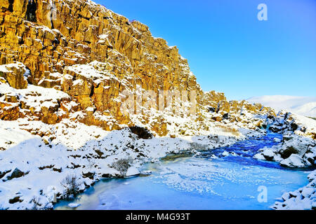 Vue sur le canyon de la Parc National de Thingvellir en Islande en hiver. Banque D'Images