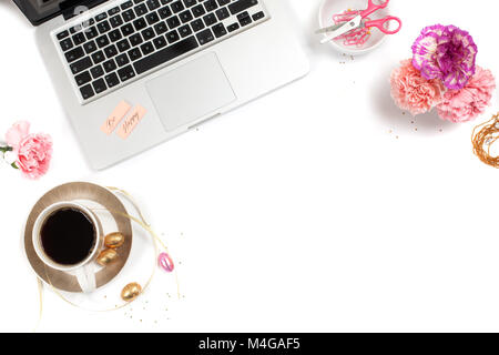 Blanc, or et rose womens office desk table avec beaucoup de choses sur elle. Vue supérieure avec copie espace.bon lieu de travail Banque D'Images