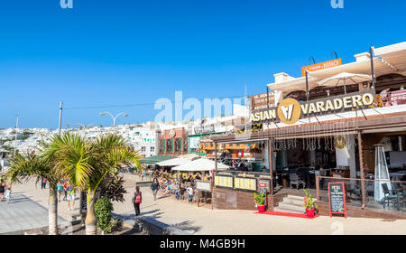 Puerto del Carmen, Espagne - Décembre 27, 2016 : la vue quotidienne de la vieille ville et la promenade du port avec les touristes à Puerto del Carmen, Espagne. Puerto del Carmen est Banque D'Images