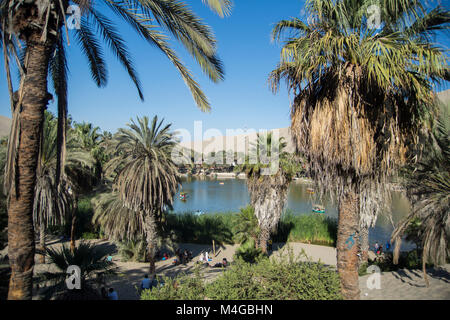 La Huacachina Oasis dans le désert d'Ica au Pérou Banque D'Images