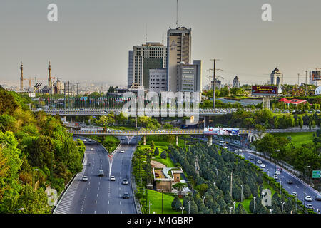 Téhéran, Iran - 28 Avril 2017 : vue depuis le pont sur l'autoroute Modares Tabiat Fajr et ponts. Banque D'Images