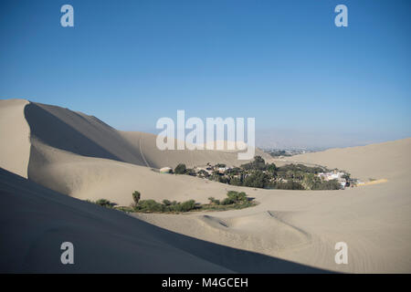 La Huacachina Oasis dans le désert d'Ica au Pérou Banque D'Images