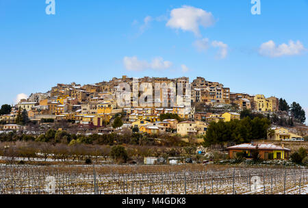 Une vue panoramique de Horta de Sant Joan, l'Espagne, arrosé par la neige Banque D'Images