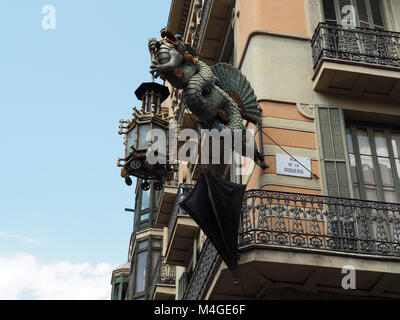 Détail dragon chinois à Barcelone, Espagne. Dragon chinois qui dépassent de la façade de la maison de parapluies dans les Ramblas de Barcelone. Banque D'Images