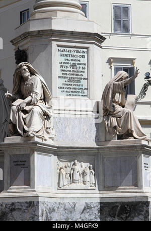 Colonne de l'Immaculée Conception avec statue de Seer Ézéchiel par Carlo Chelli à droite et Prophète Isaïe par Revelli sur la gauche, Rome, Italie. Banque D'Images