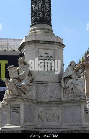 Colonne de l'Immaculée Conception avec la statue de David par Tadolini sur le droit et le Patriarche Moïse par Jacometti sur la gauche, Rome, Italie. Banque D'Images