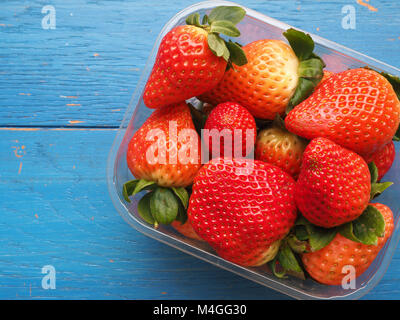 Fraises fraîches biologiques sur une table de cuisine, des aliments sains Banque D'Images