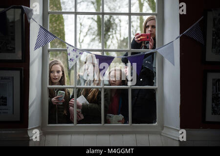 Les membres du public regardez comme la duchesse de Cornwall parle aux enfants de l'école au cours d'une visite au Musée Bronte à Haworth, Keighley. Banque D'Images
