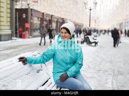 Femme est assis sur des bancs dans la rue de Moscou, Russie. Banque D'Images