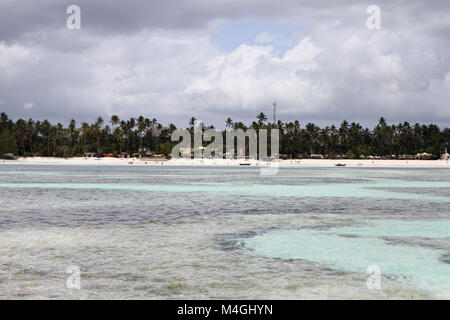 Plage de Kiwengwa, à marée haute, Zanzibar, Tanzanie Banque D'Images