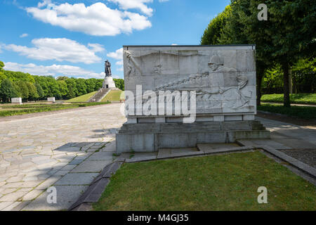 Le monument commémoratif de guerre soviétique à Berlin, dans le parc de Treptow. Banque D'Images