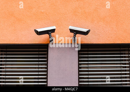 Les caméras de surveillance pour l'observation sur un mur du site, de protéger et d'alarme, 2017. Banque D'Images