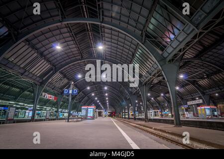 La gare de Karlsruhe, la nuit, montrant la structure du toit de la faible perspective en grand angle. Tourné en 2017, à Karlsruhe, Allemagne Banque D'Images