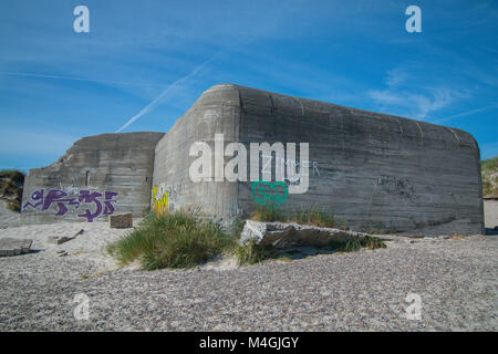 De vieux bunker Wolrd war 2, avec une "allergie", slogan sur elle. Grenen sur plage à Skagen, Danemark, Europe, juin 2017. Banque D'Images