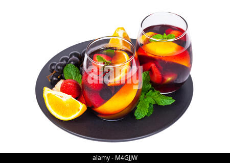 Vin rouge d'été Sangria boisson isolée sur fond blanc Banque D'Images
